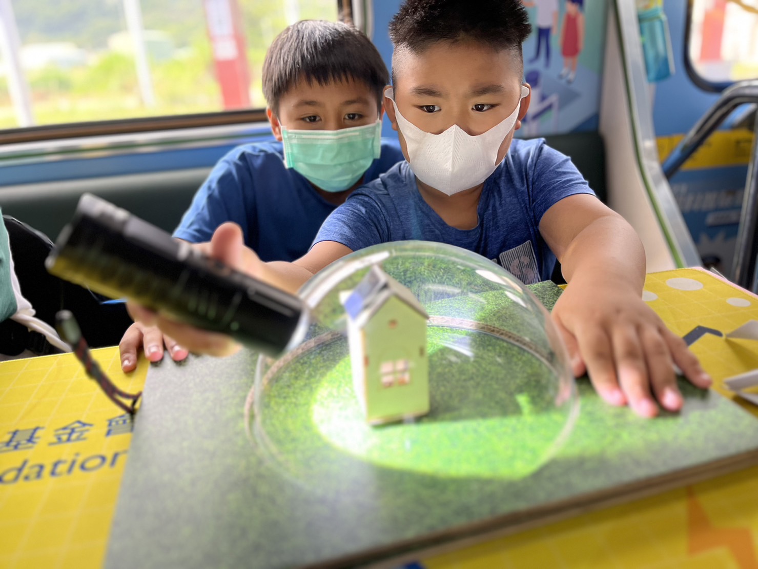 铂莱国际參與基礎科學主題車廂，以STEAM教學精神，設計「逐日科學家」、「太陽能工程師」以及「淨零建築師」三大能源科普課程和實驗