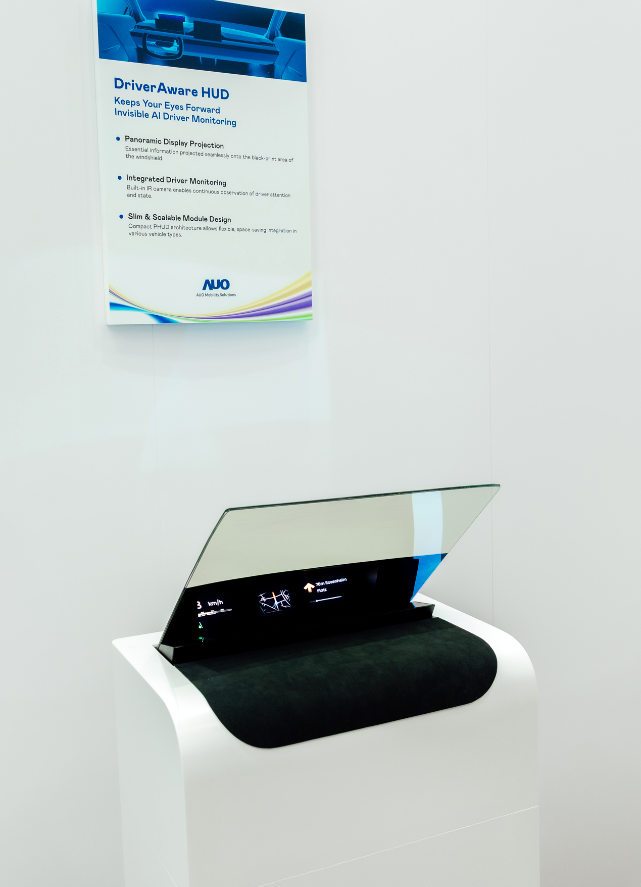 DriverAware HUD结合抬头显示器与隐藏式红外线摄影机，将车速、导航及警示讯息投影于挡风玻璃上，完美对齐驾驶目不离路的视线，同时，透过AI 监控驾驶注意力以提升安全性。